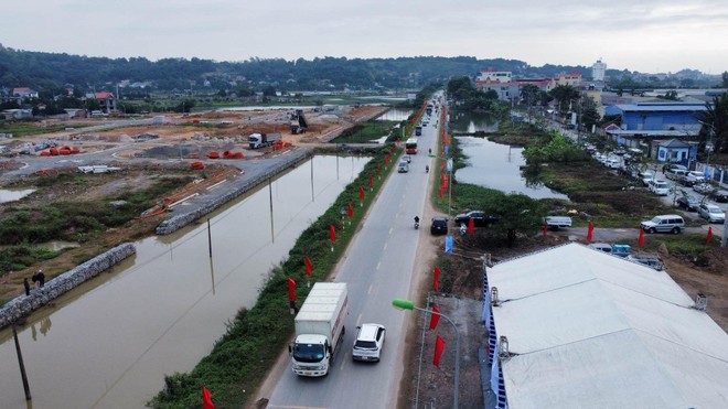 Quốc lộ 6 đoạn Ba La- Xuân Mai hiện tại quy mô 2 làn xe trong khi lưu lượng phương tiện lớn thường xuyên gây ùn tắc giao thông. 